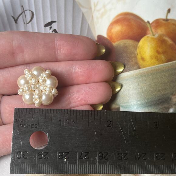 Vintage Pearl cluster Large Gold tone clip on earrings - Picture 5 of 5